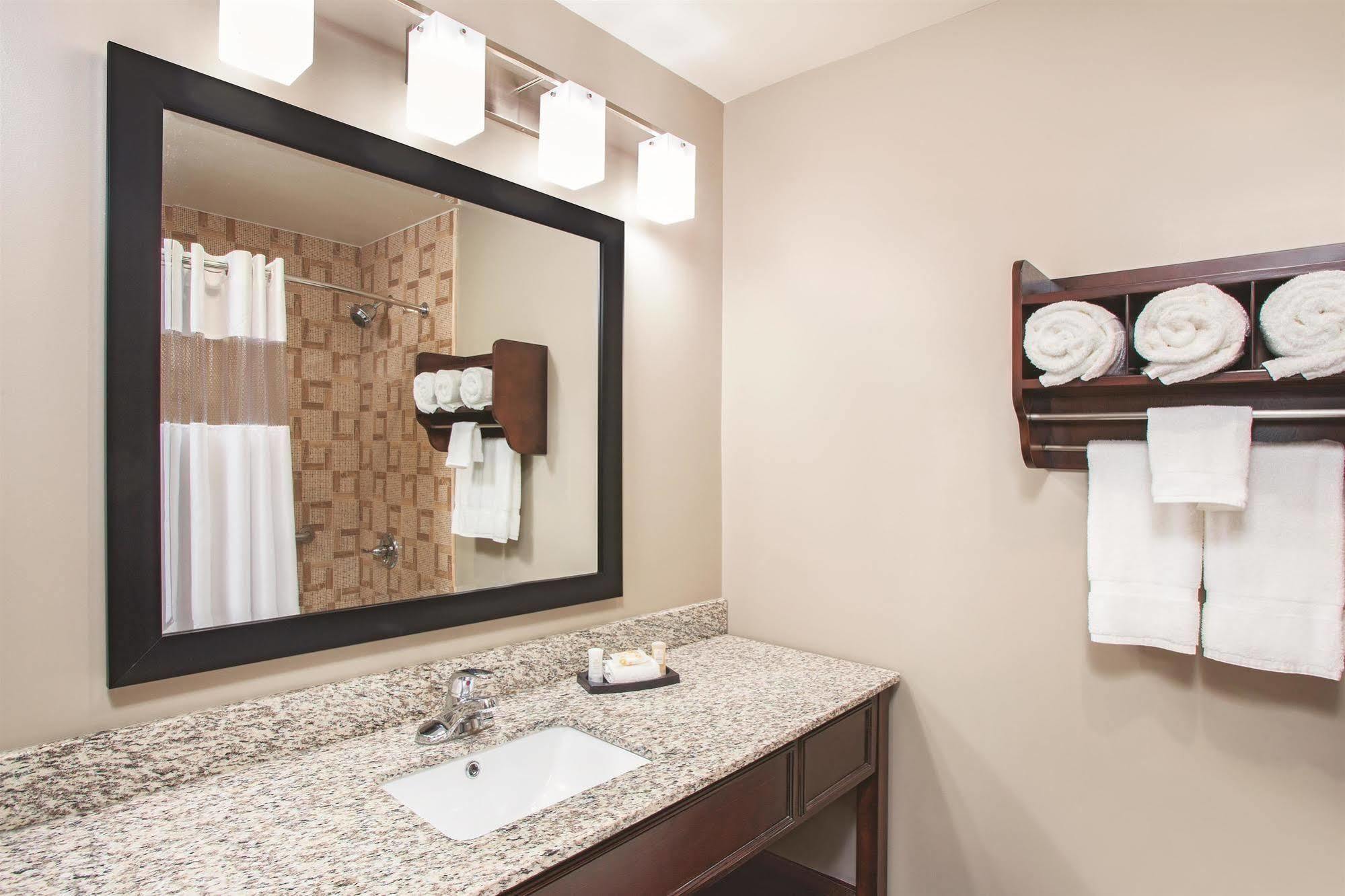 La Quinta Inn & Suites Far Rockaway - Beach Hotel Nova York Exterior foto